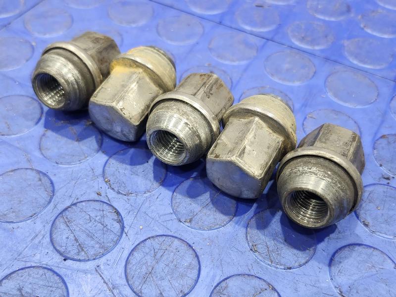 2014 Jeep Grand Cherokee Lug Nuts