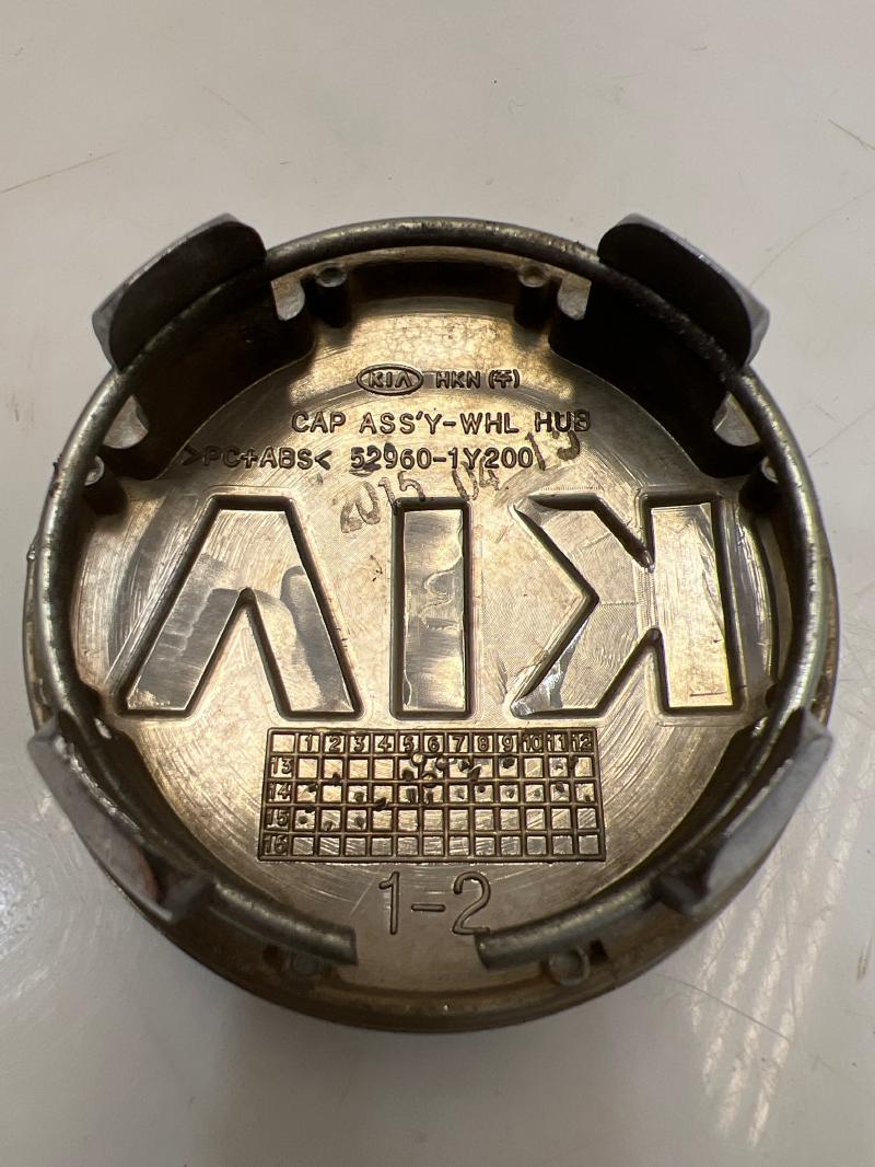 2016 Kia Sedona Center Cap