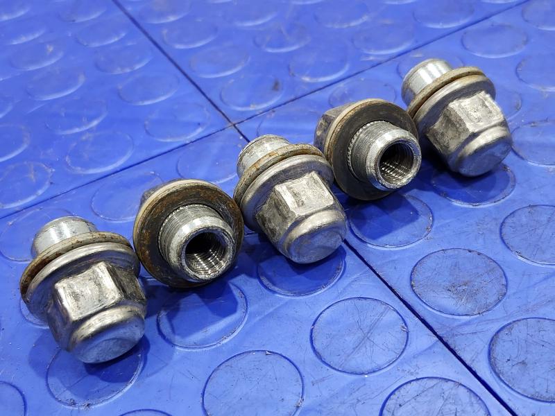 2011 Toyota Camry Lug Nuts