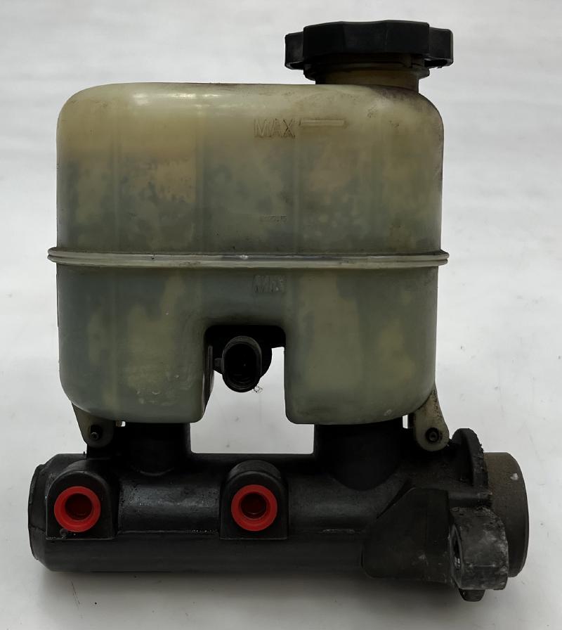 2002 GMC Sierra 1500 Master Cylinder