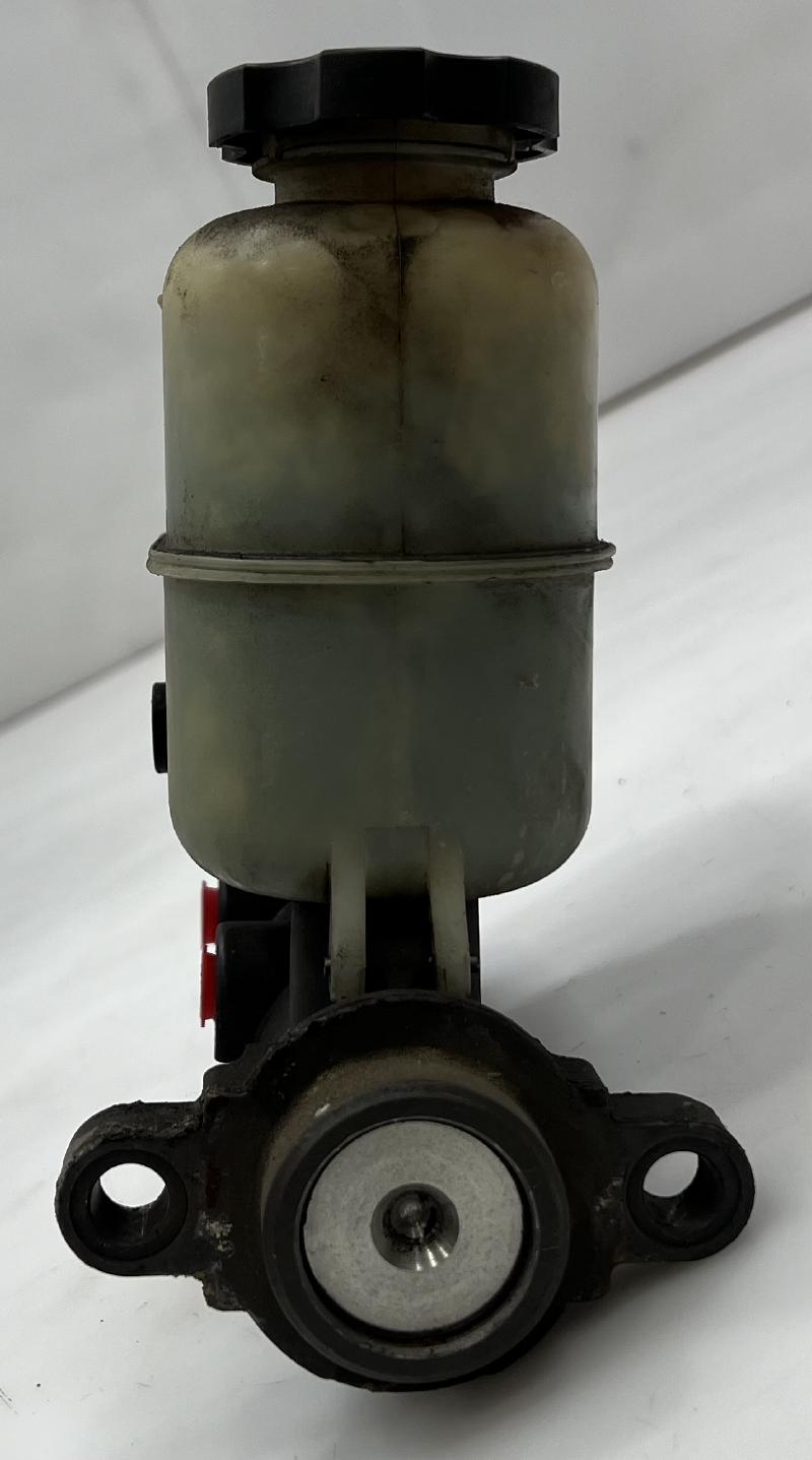 2002 GMC Sierra 1500 Master Cylinder