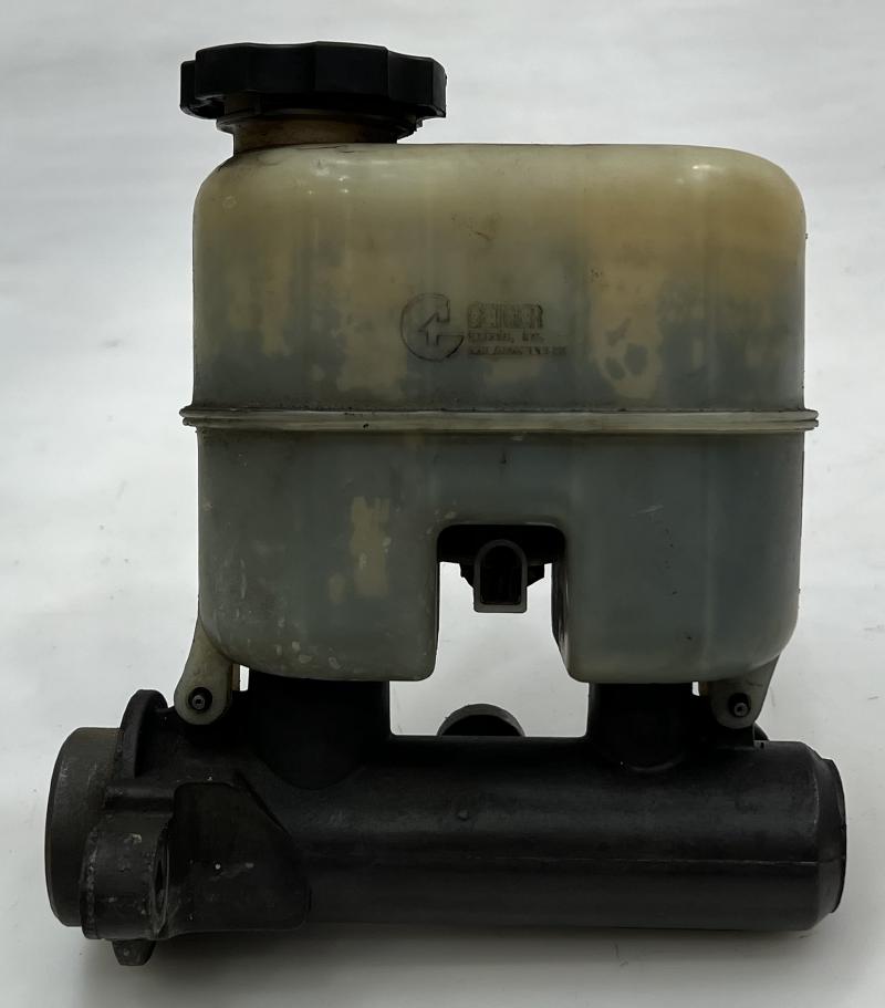 2002 GMC Sierra 1500 Master Cylinder