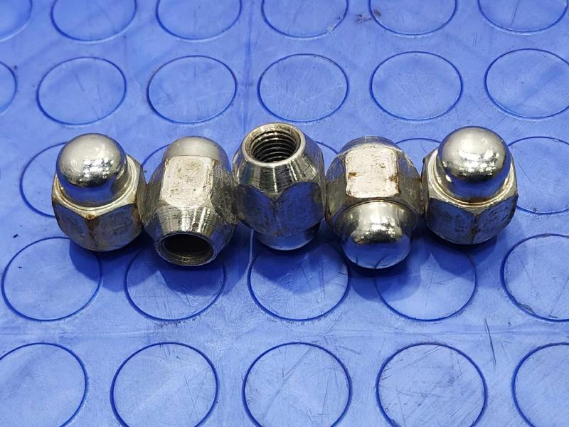 2014 Hyundai Santa Fe Lug Nuts