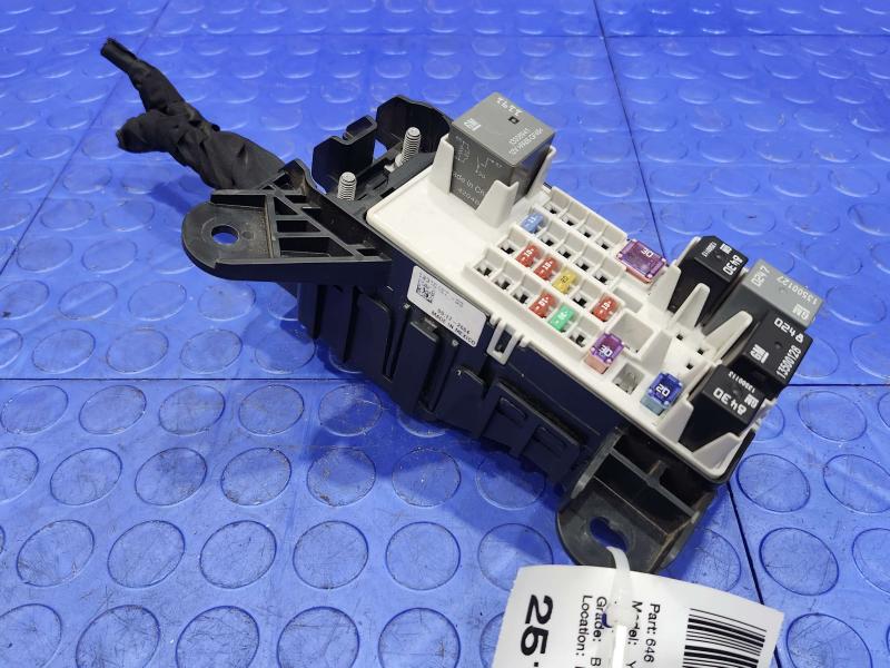 2015-2018 GMC Yukon / Yukon XL Cabin Fuse Box Junction Block OEM 13940427