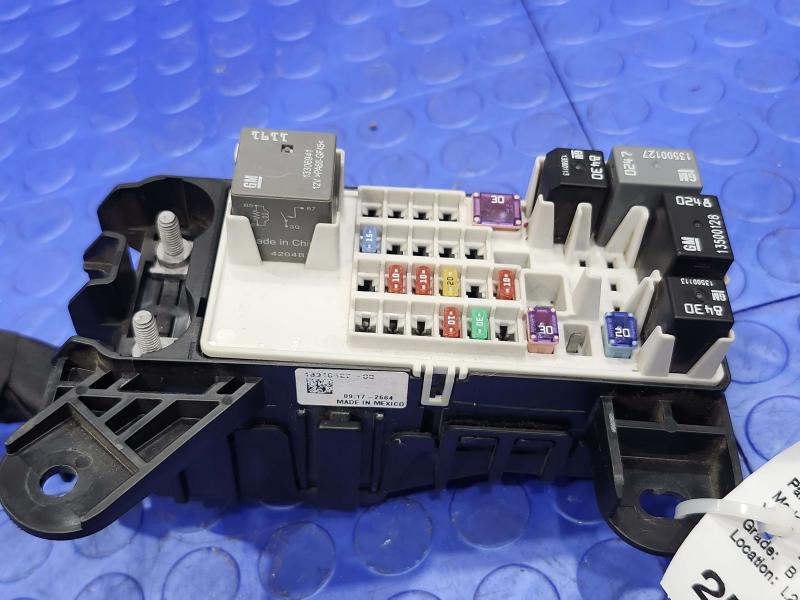 2015-2018 GMC Yukon / Yukon XL Cabin Fuse Box Junction Block OEM 13940427
