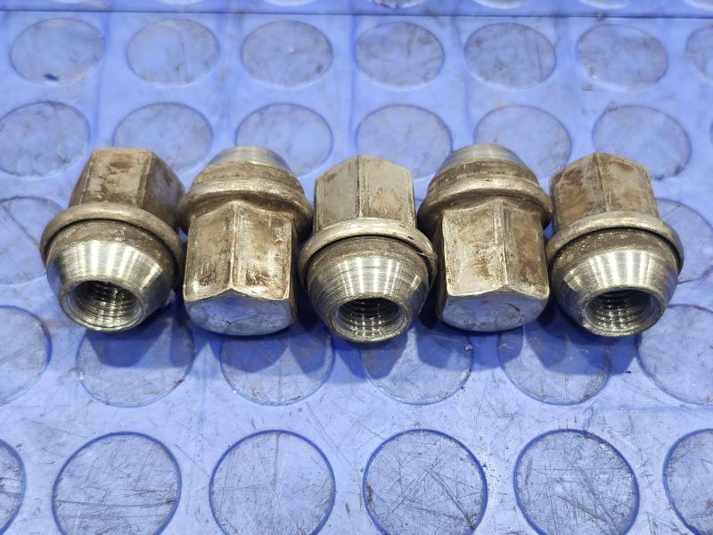 2015 Jeep Grand Cherokee Lug Nuts