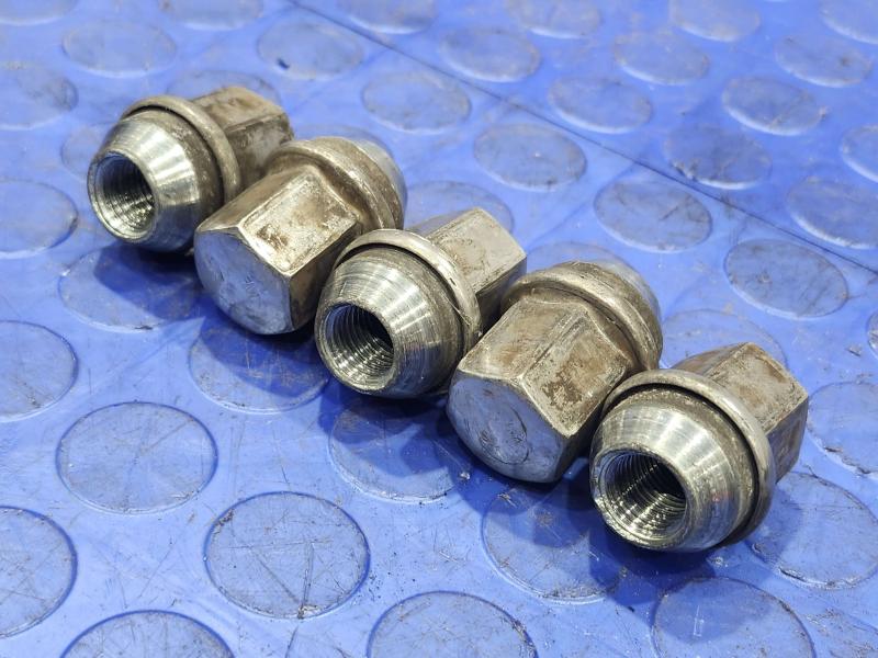 2015 Jeep Grand Cherokee Lug Nuts