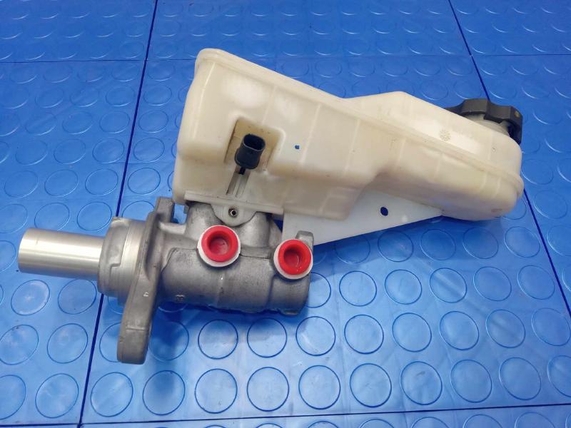 2017-2019 Buick Lacrosse Brake Master Cylinder Assembly Genuine OEM 84118574
