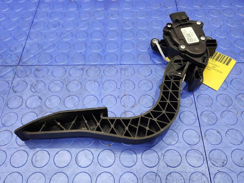2017-2019 Cadillac XT5 Accelerator Pedal Assembly Genuine OEM Part 23134748