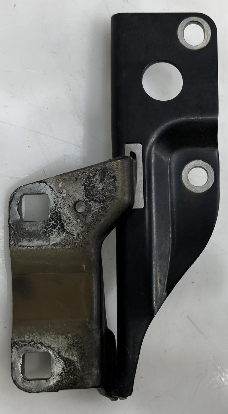 2005 - 2021 Nissan Frontier Hood Hinge RH Passenger Side OEM 65400ZP00A