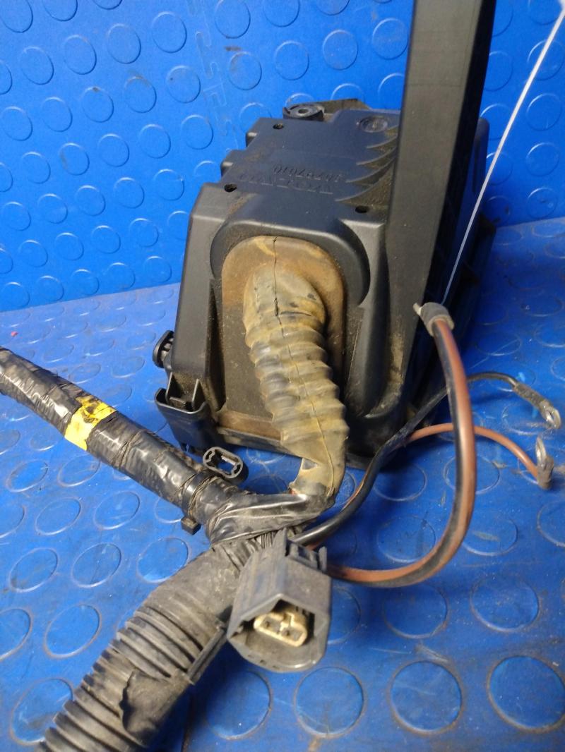 2006 - 2014 Volvo XC90 Fuse Box Assembly Engine Compartment OEM