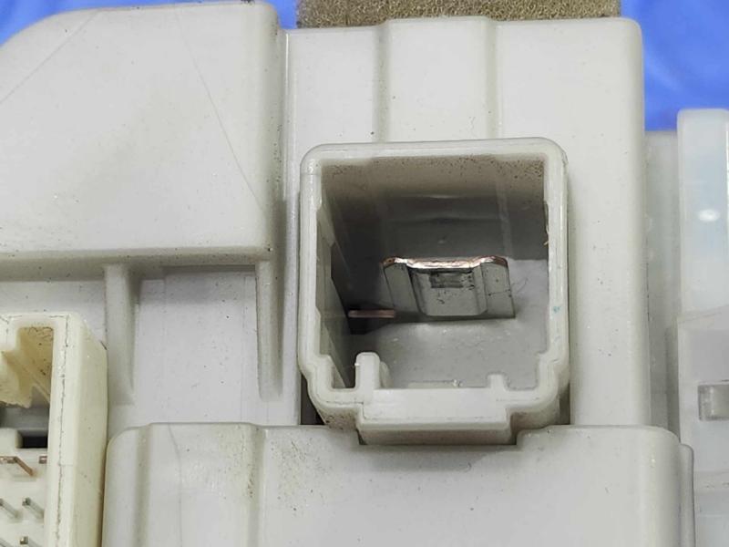 2011-2015 Toyota Prius 1.8L Instrument Panel Junction Block OEM 82730-47510