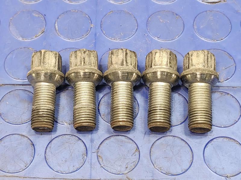 2015 Volkswagen Beetle Lug Nuts
