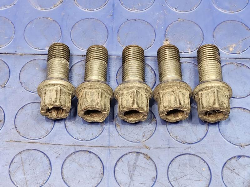 2015 Volkswagen Beetle Lug Nuts