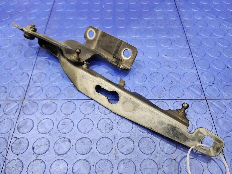 2012 Volvo XC60 Hood Hinge