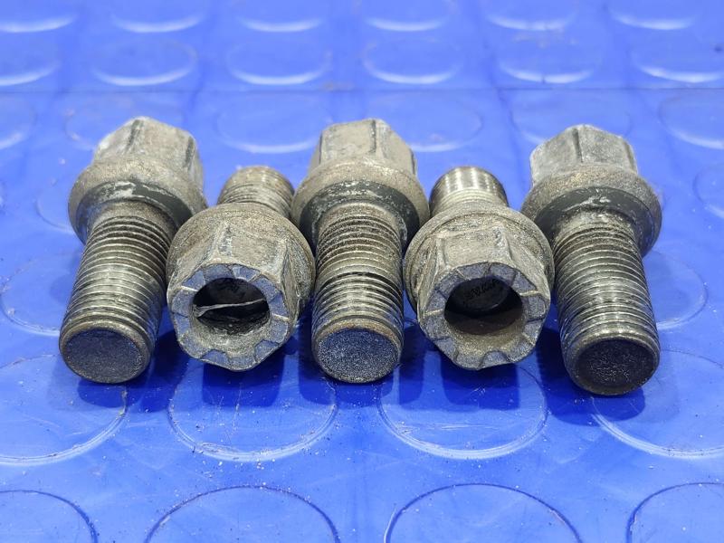 2016 Volkswagen Jetta Lug Nuts