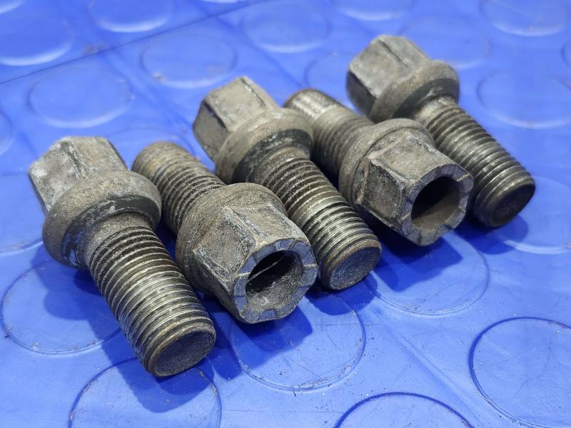 2016 Volkswagen Jetta Lug Nuts