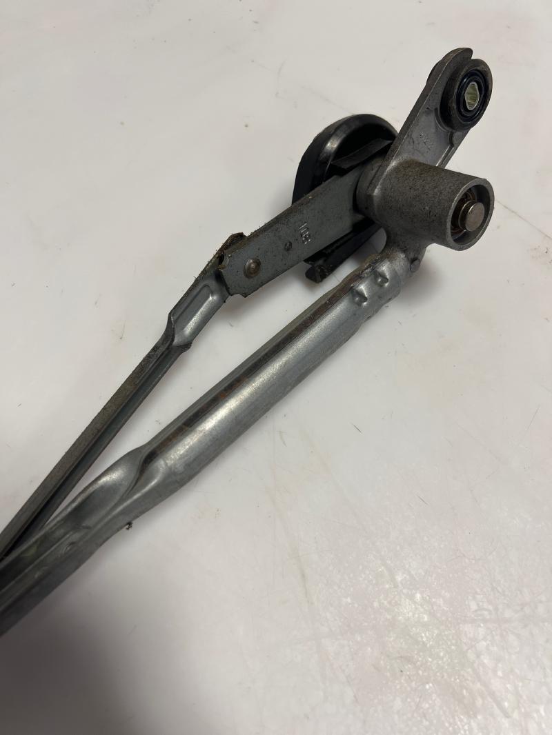 2011 - 2015 Kia Sorento Windshield Wiper Linkage OEM 981201U000