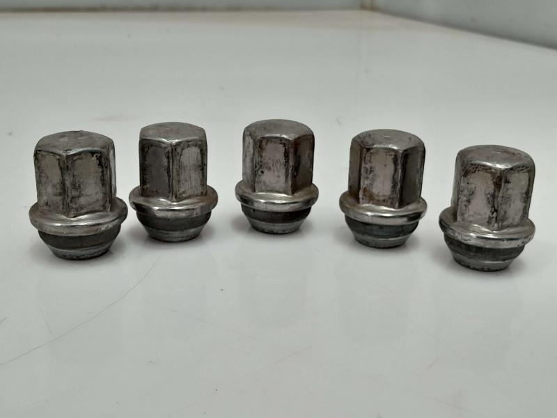 2011 Jeep Grand Cherokee Lug Nuts