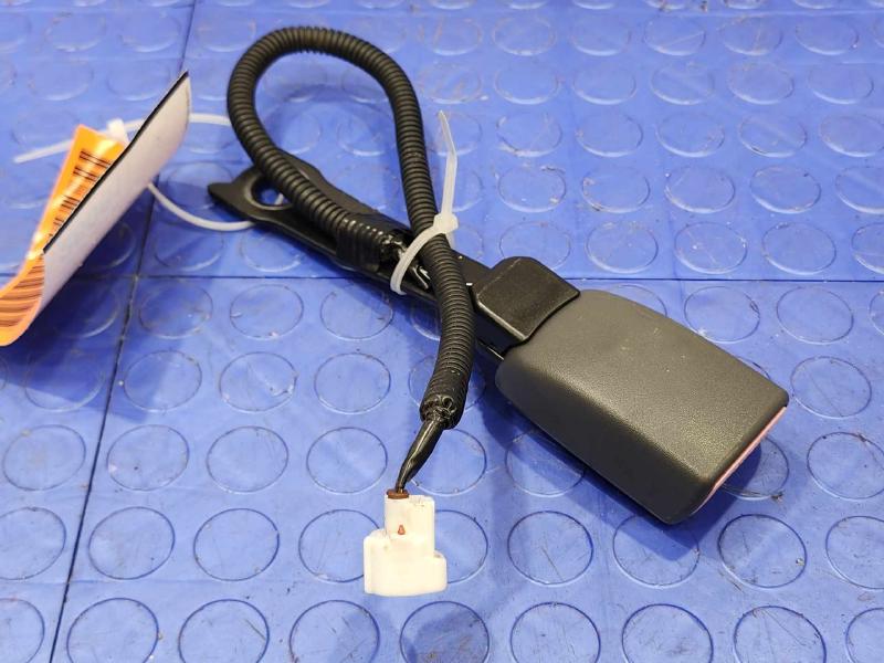 2013 Toyota Prius Front Seat Belt