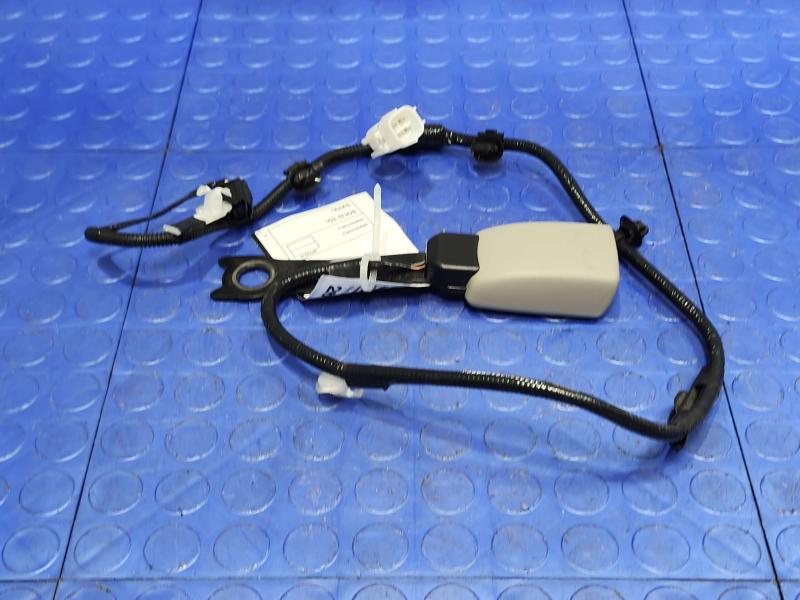 2013 Toyota Prius Front Seat Belt