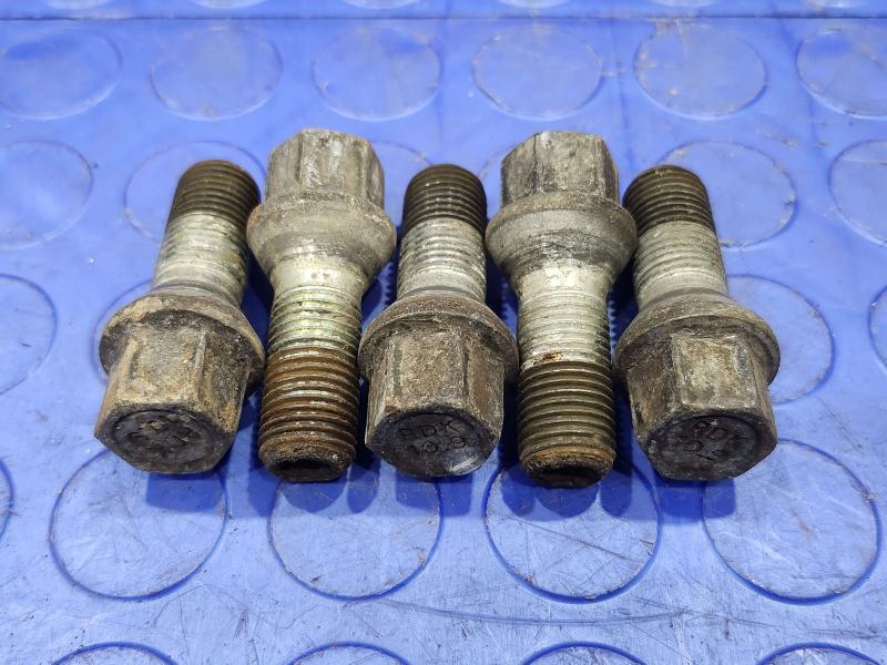 2018 Volkswagen Passat Lug Nuts