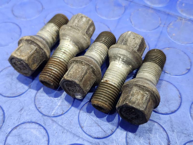 2018 Volkswagen Passat Lug Nuts