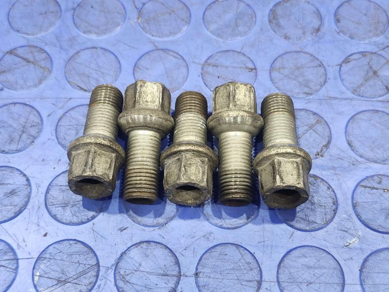 2020 Volkswagen Passat Lug Nuts