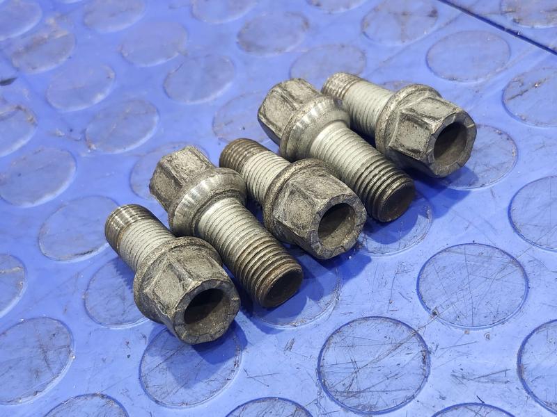 2020 Volkswagen Passat Lug Nuts
