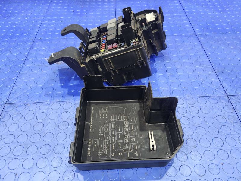 2011 Kia Sorento Engine Fuse Box