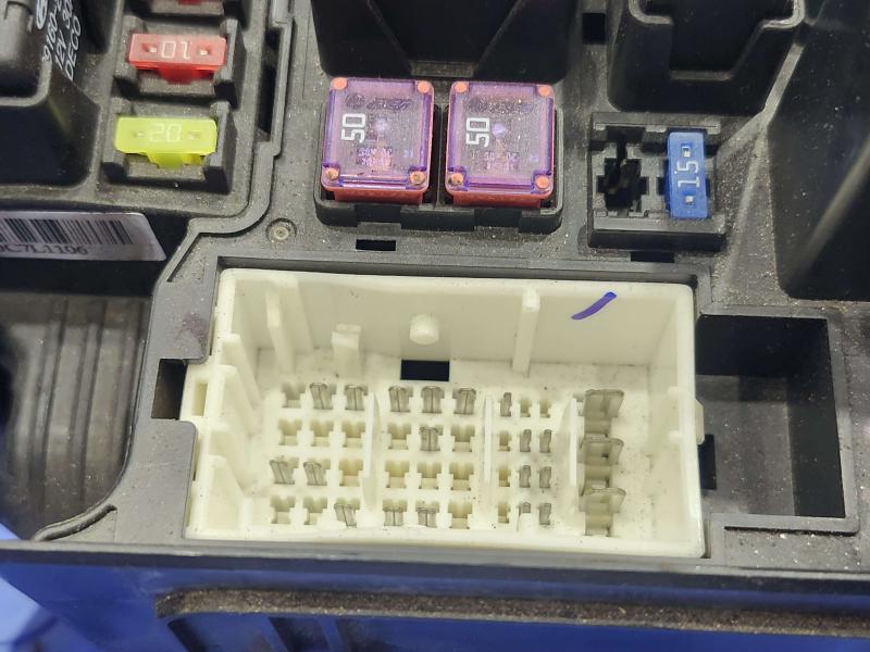 2011 Kia Sorento Engine Fuse Box