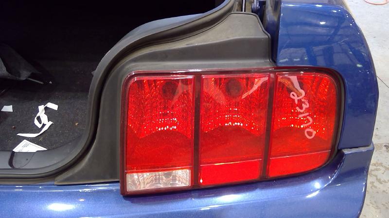 2005 - 2009 Ford Mustang Tail Light Assembly RH Passenger Side OEM 6R3313404AB