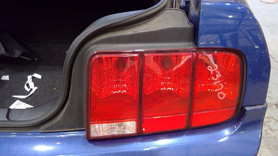 2005 - 2009 Ford Mustang Tail Light Assembly RH Passenger Side OEM 6R3313404AB