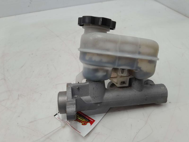 1997 - 2000 Buick Park Avenue Brake Master Cylinder Assembly OEM 18029759
