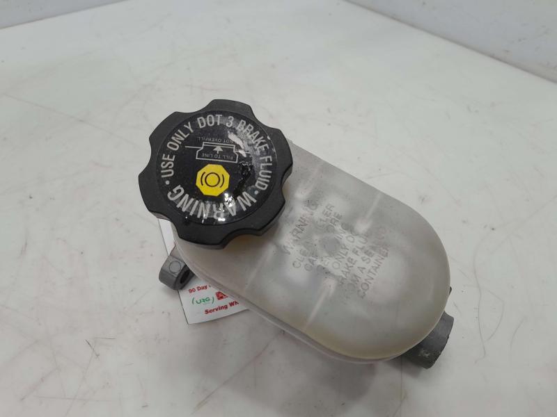 1997 - 2000 Buick Park Avenue Brake Master Cylinder Assembly OEM 18029759