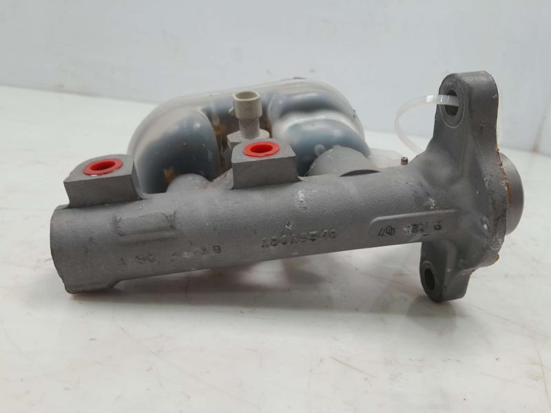 1997 - 2000 Buick Park Avenue Brake Master Cylinder Assembly OEM 18029759