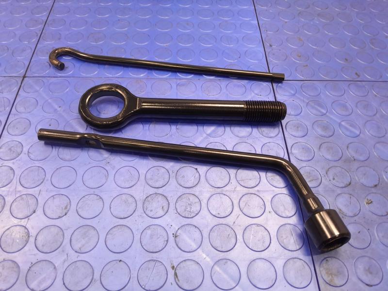 2010-2015 Hyundai Tucson Spare Tire Tools Jack Kit Assembly OEM 91102S100
