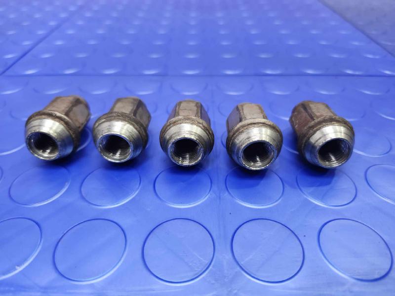 2013 Ford Taurus Lug Nuts