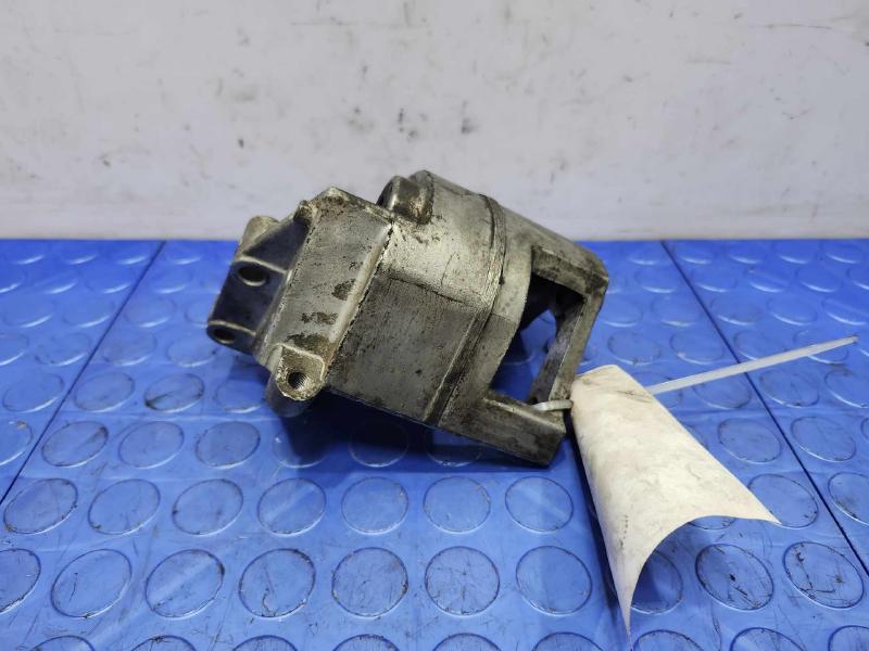 2001 Isuzu Trooper Alternator Bracket