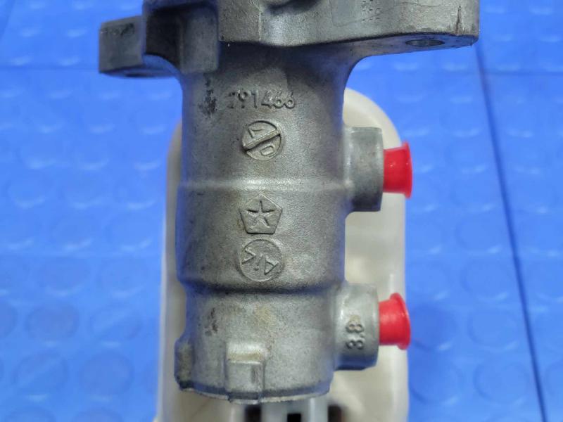 2015-2018 Jeep Cherokee Brake Master Cylinder Assembly Genuine OEM 68211881AD