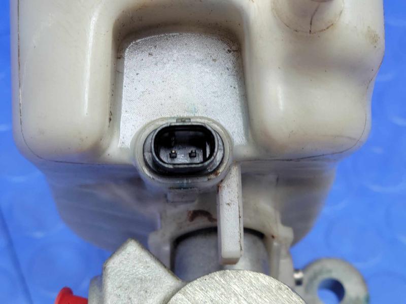 2015-2018 Jeep Cherokee Brake Master Cylinder Assembly Genuine OEM 68211881AD