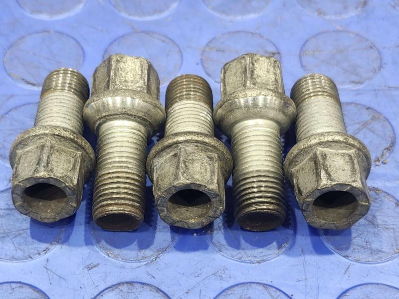 2020 Volkswagen Passat Lug Nuts