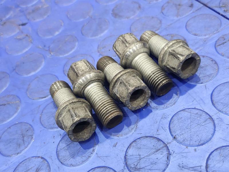 2020 Volkswagen Passat Lug Nuts