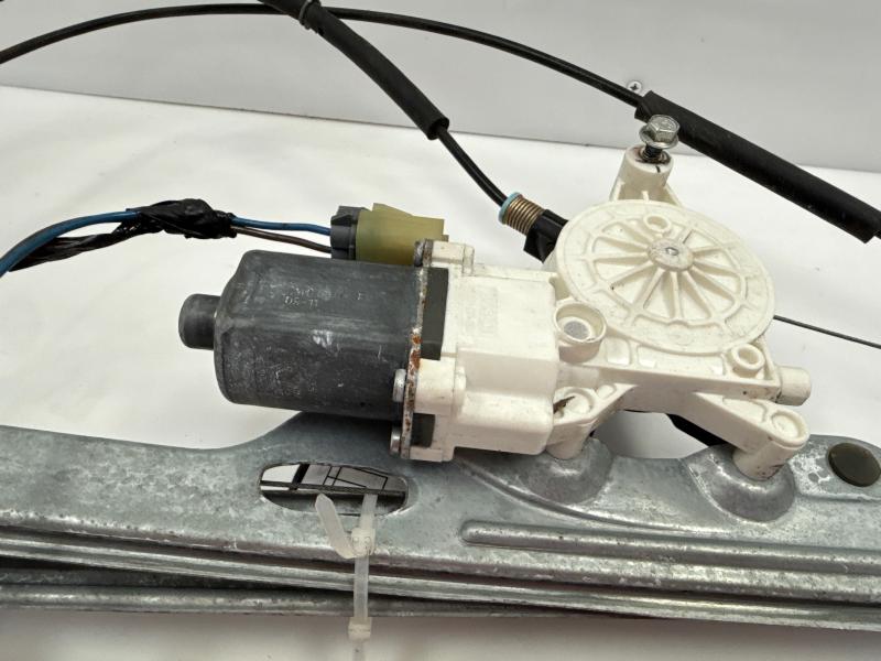 2010 Chevrolet Tahoe Front Door Regulator