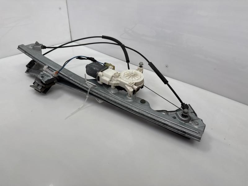 2010 Chevrolet Tahoe Front Door Regulator