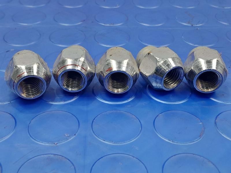 2020 Hyundai Elantra Lug Nuts