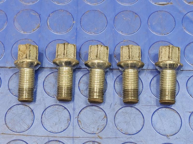 2015 Volkswagen Beetle Lug Nuts