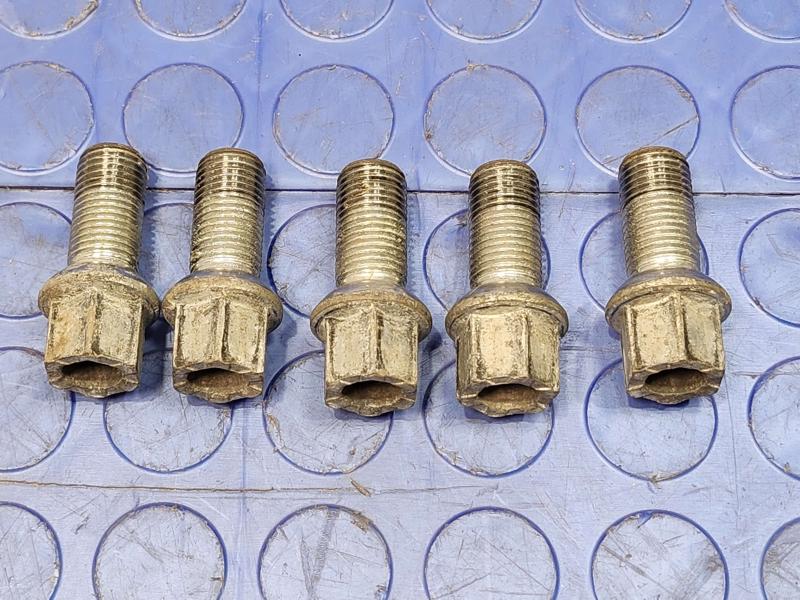2015 Volkswagen Beetle Lug Nuts