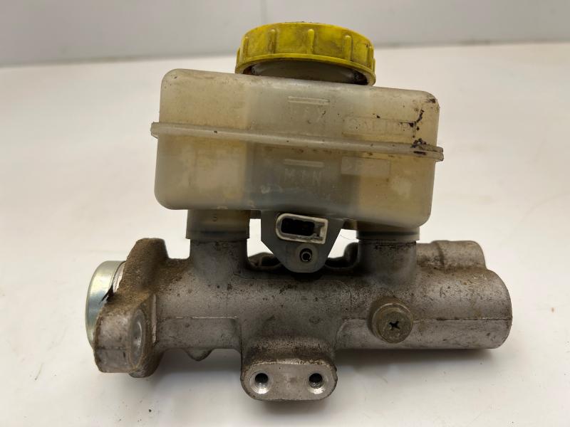 2000 - 2002 Nissan Xterra Brake Master Cylinder Assembly OEM 460107Z000
