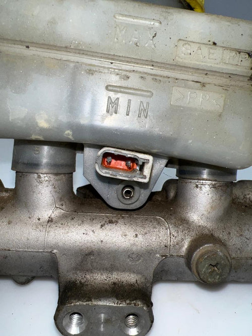 2000 - 2002 Nissan Xterra Brake Master Cylinder Assembly OEM 460107Z000
